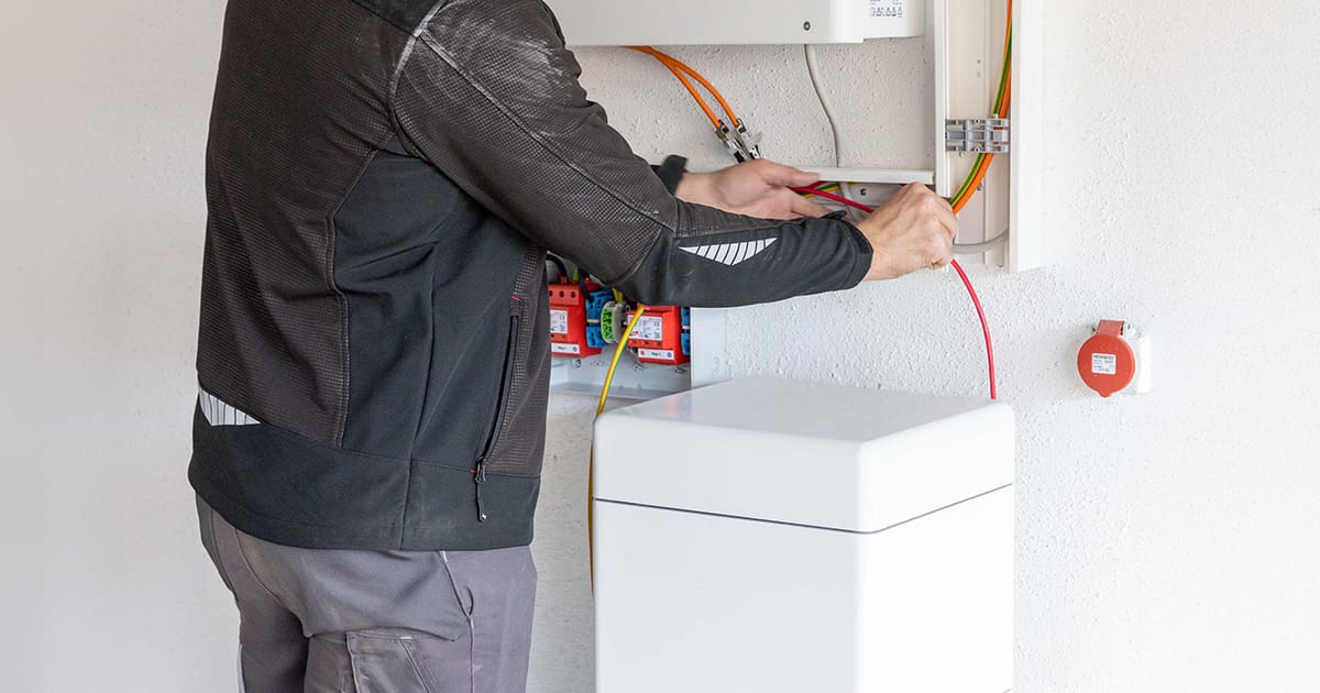 Ein enerix Elektriker montiert einen Stromspeicher.