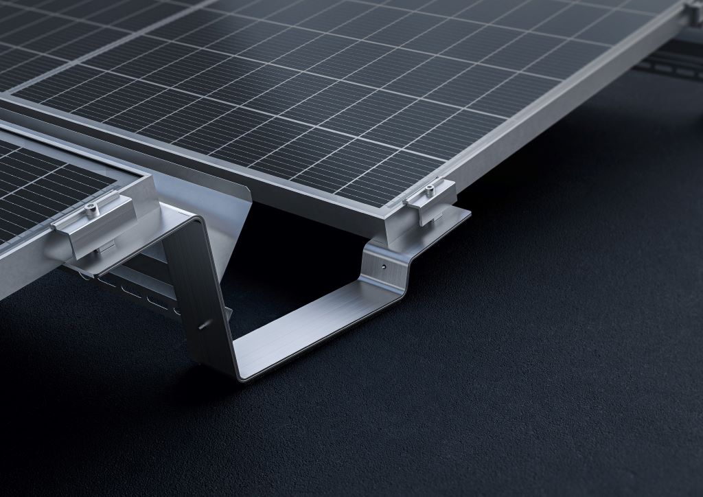 Eine Unterkonstruktion von Aerocompact hält ein Solarmodul.