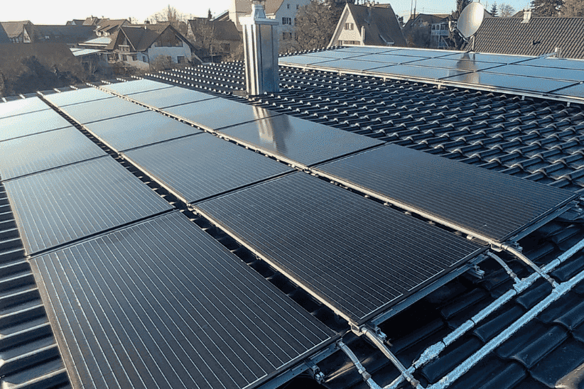 Eine Photovoltaikanlage auf einem Hausdach in Osnabrück.