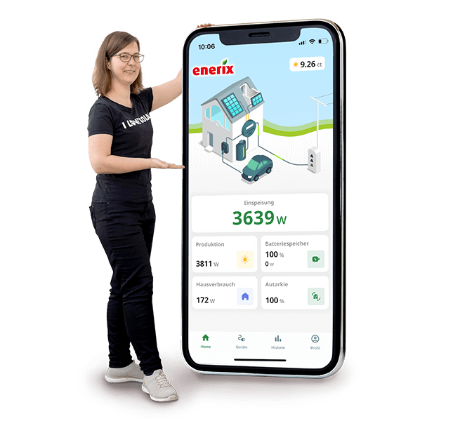 Eine Frau hält ein großes Handy auf dem der Homescreen der Energiemanager-App enerixControl zu sehen ist.