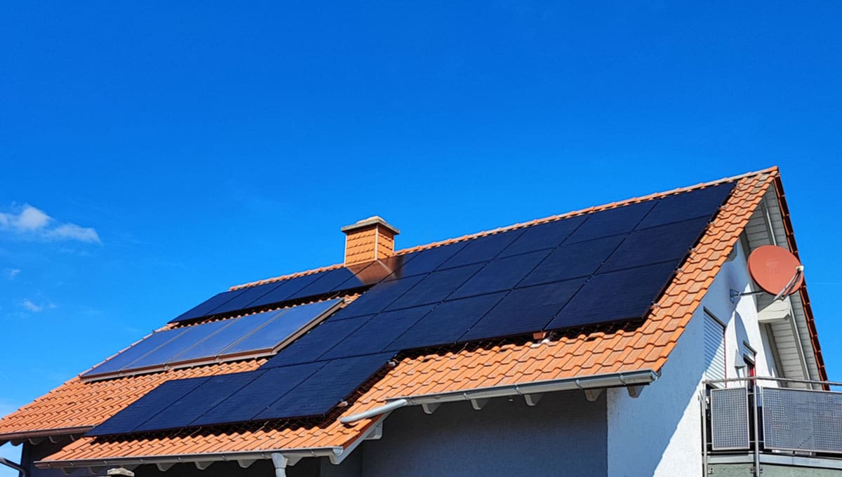 Ein rotes Hausdach mit einer Photovoltaikanlage in Gauersheim.