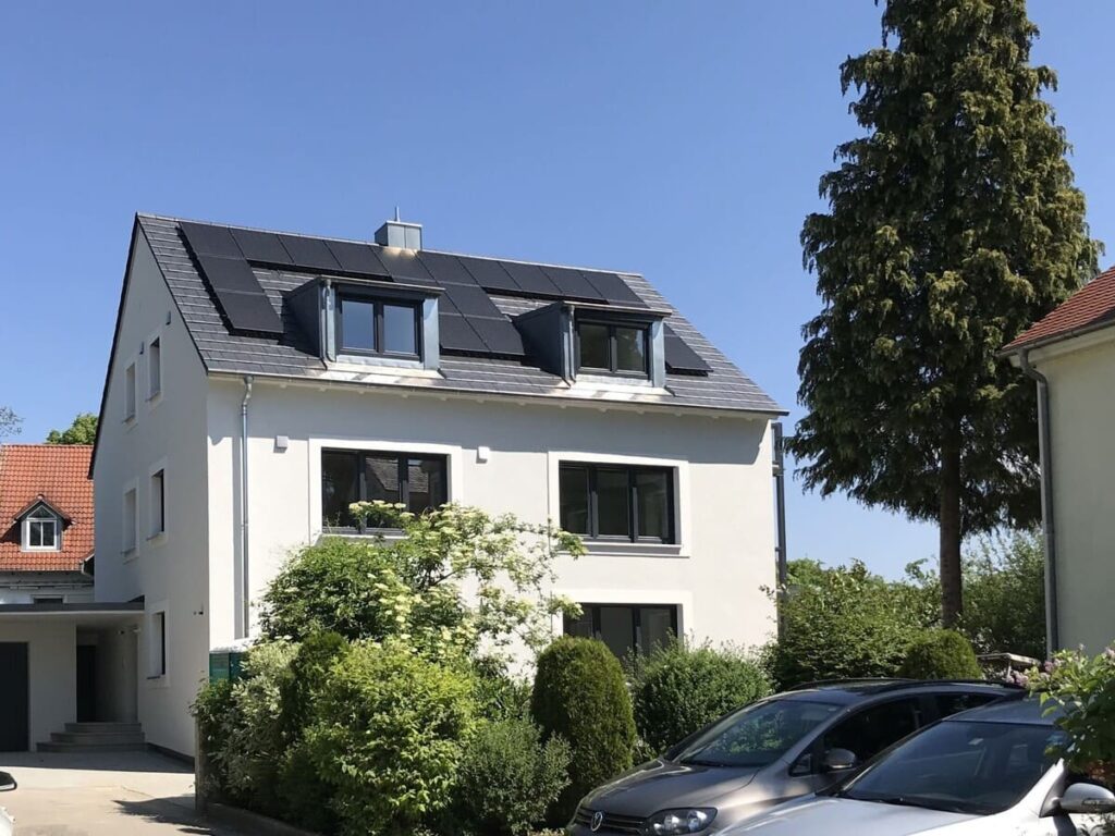 Ein Wohnhaus mit 3 Parteien und einer Photovoltaikanlage auf dem Dach.