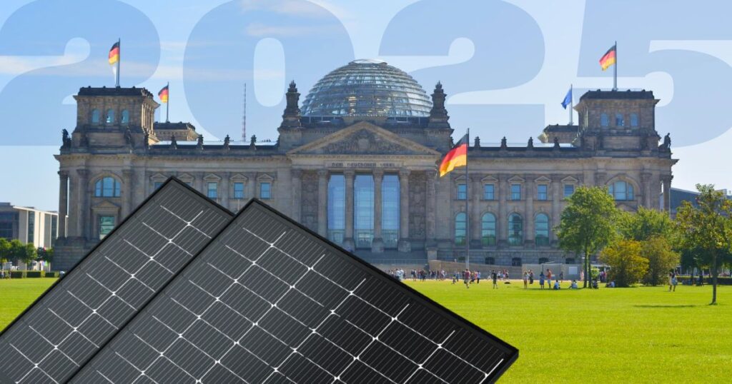 Zwei Photovoltaikmodule stehen vor dem Bundestag.