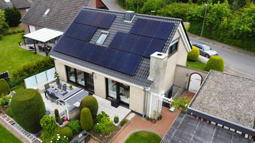 Photovoltaikanlage auf einem Hausdach in Molfsee