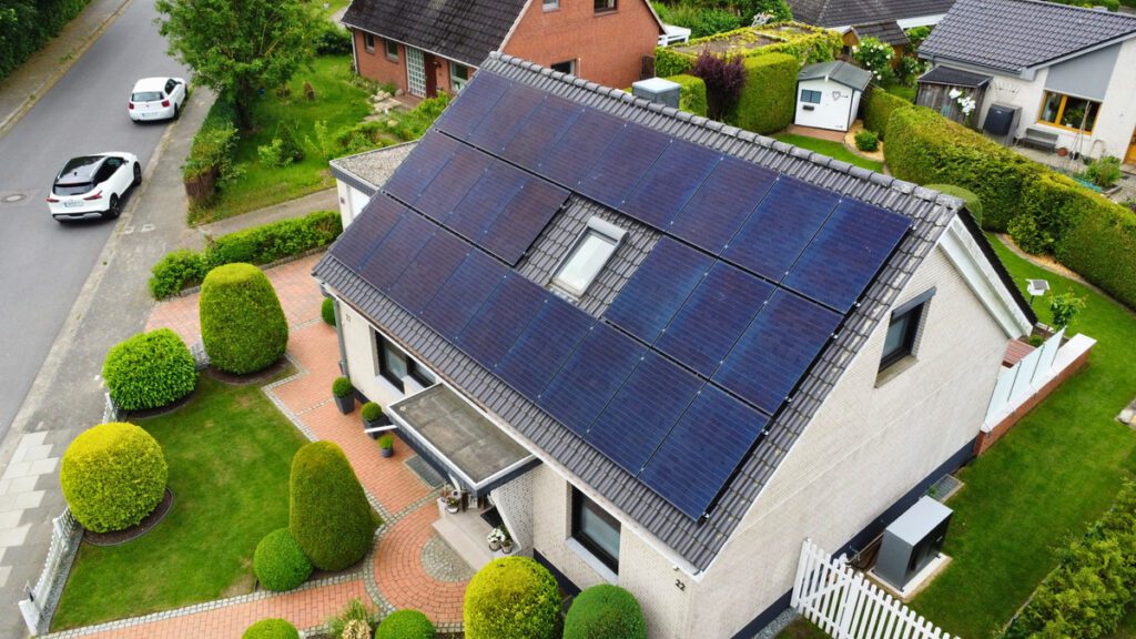 Photovoltaikanlage auf einem Hausdach in Molfsee