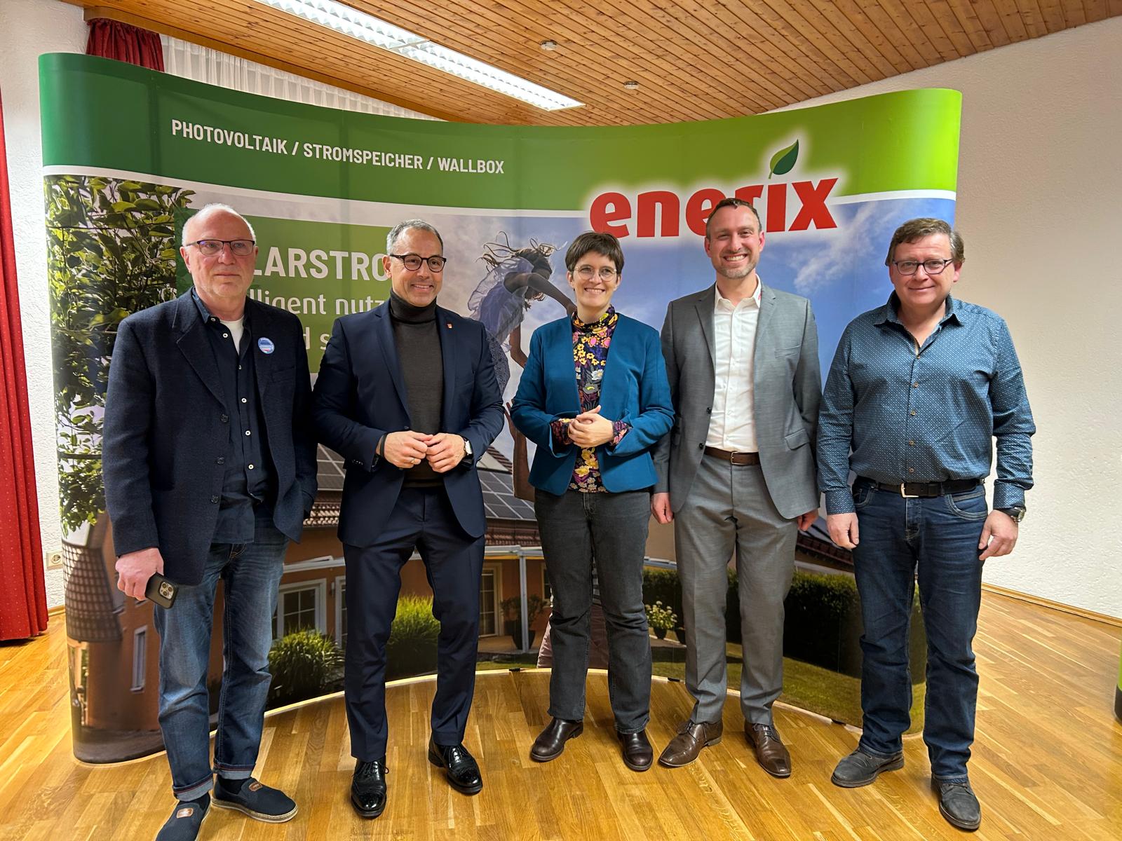 Der Geschäftsinhaber von enerix Frankfurt Matthias Kögel vor einem enerix Messe-Hintergrundaufsteller.