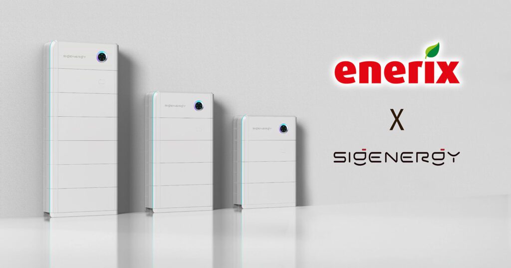 Drei verschieden große Stromspeicher von Sigenergy stehen an einer Wand.