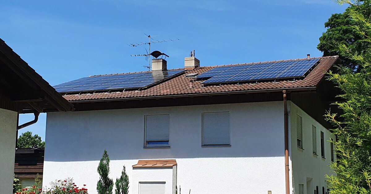 Eine Photovoltaikanlage auf einem Dach in Bad Aibling.