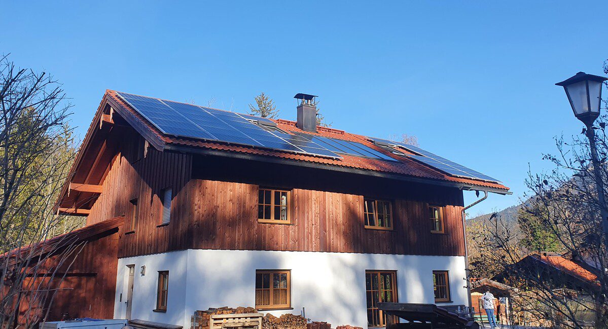 Photovoltaikanlage auf einem Hausdach in Fischbachau