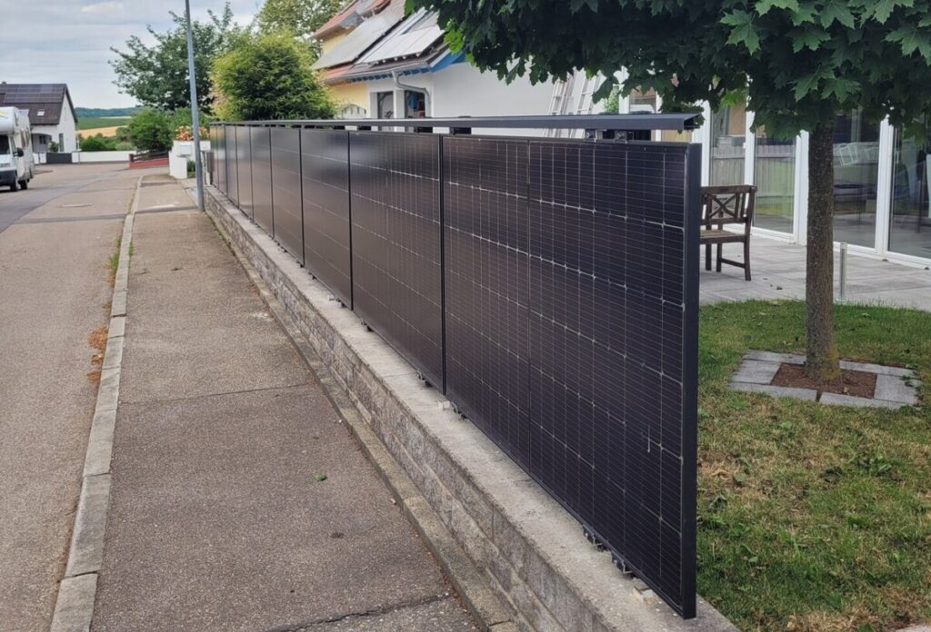 Photovoltaikanlage an einem Zaun in Oettingen