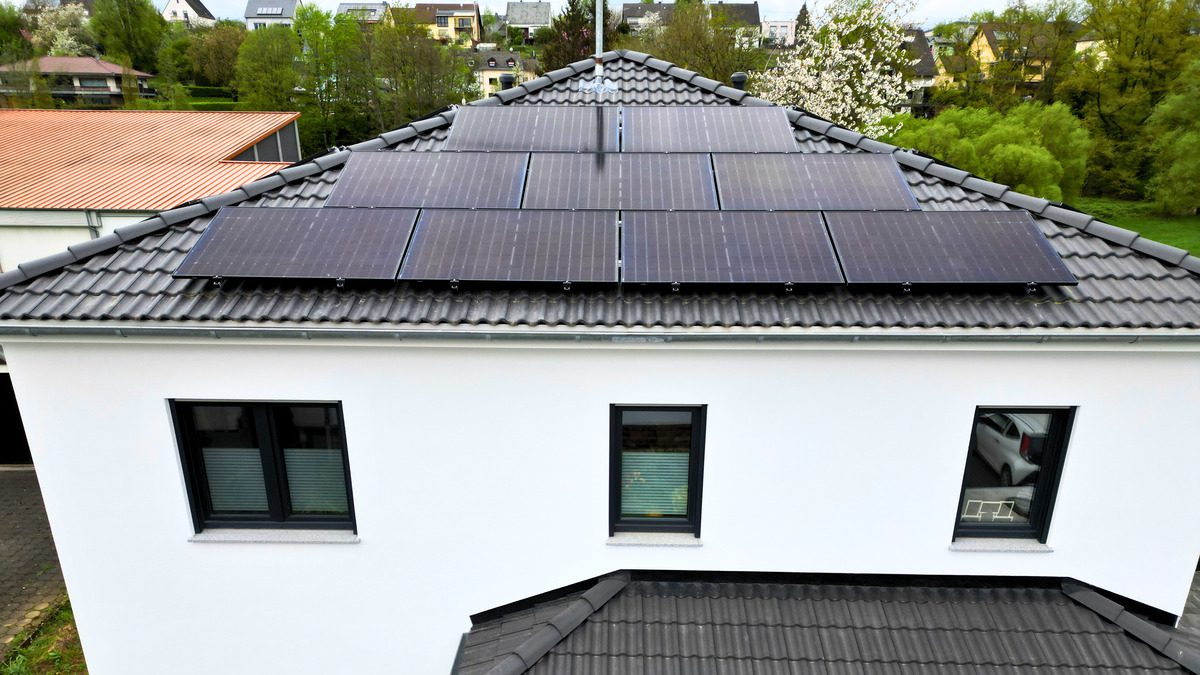 Photovoltaikanlage auf einem Hausdach in Hetzerath