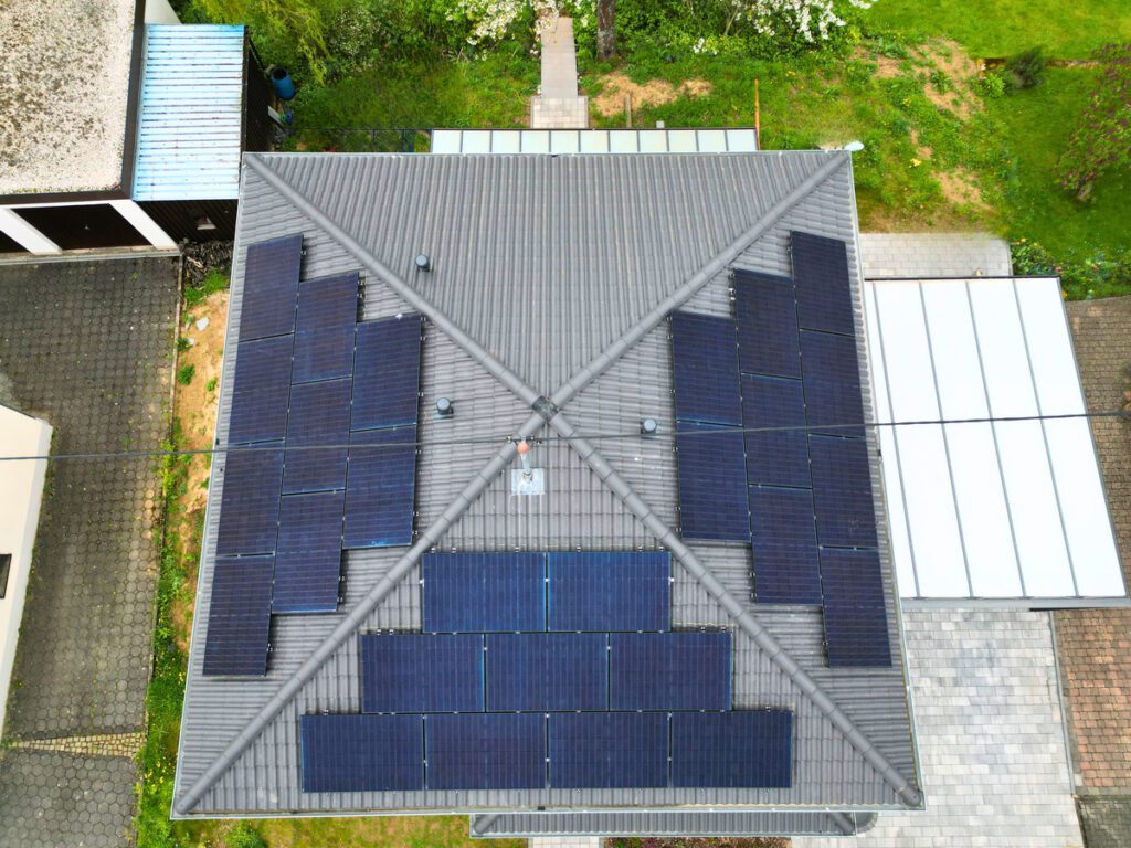 Photovoltaikanlage auf einem Hausdach in Hetzerath