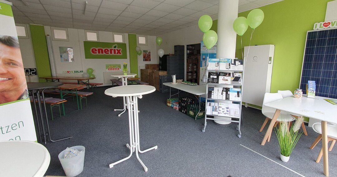 Der Showroom von enerix Gera mit Speicher und Photovoltaikmodulen.