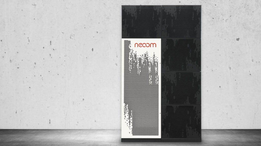 Ein Neoom Kjuube Nea Stromspeicher der vor einer weißen Wand steht