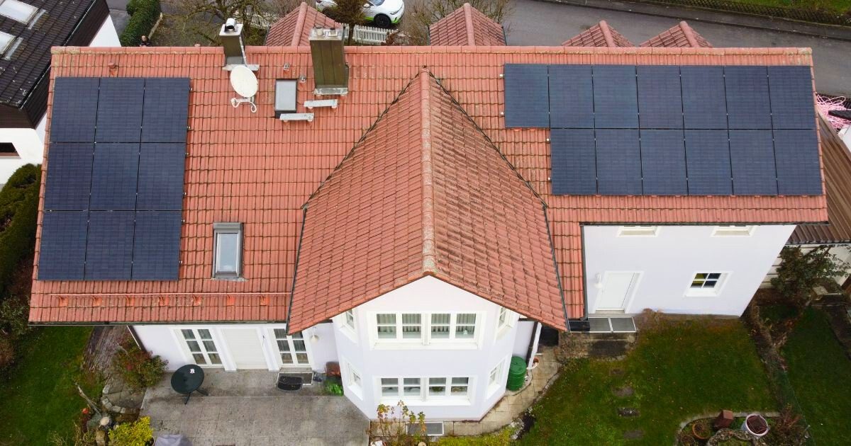 Eine Solaranlage auf einem Hausdach in Adelzhausen