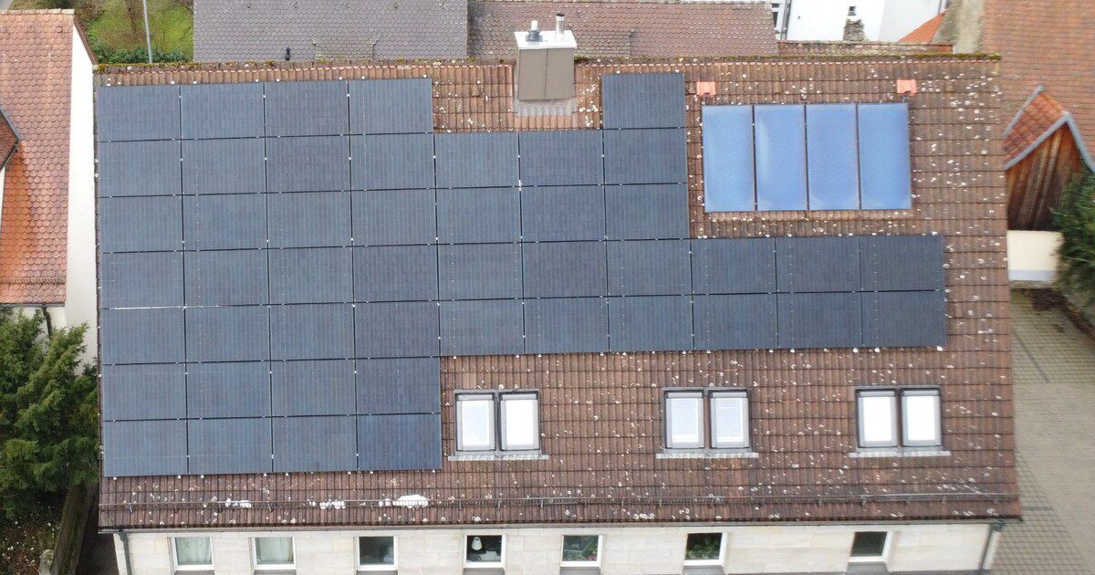 Eine Solaranlage auf einem Hausdach in Altdorf