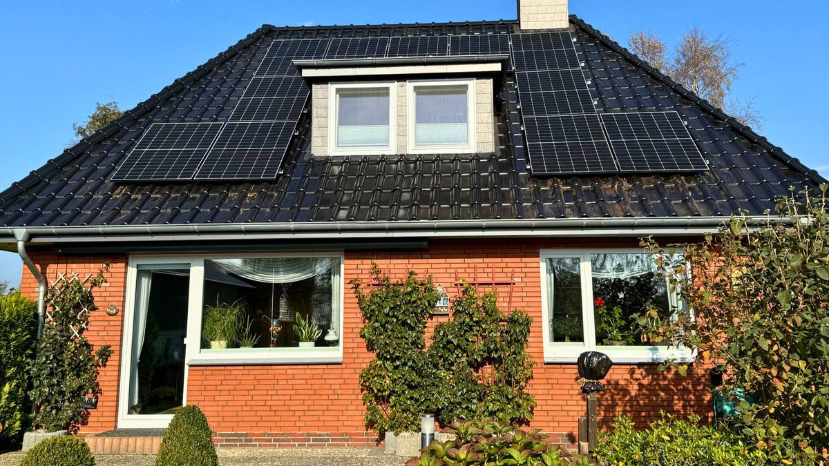 Eine Solaranlage auf einem Hausdach in Drage