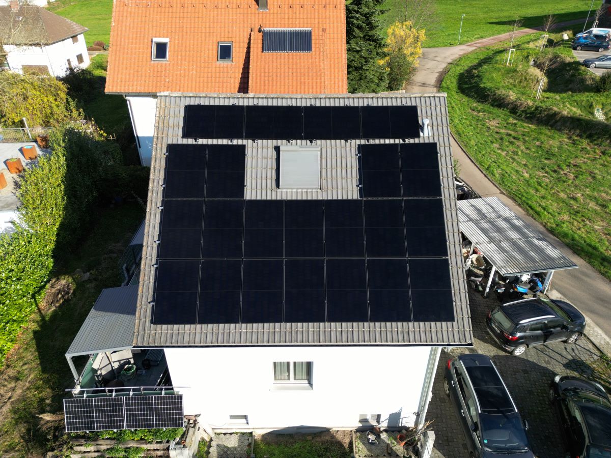 Ein Haus aus der Vogelperspektive mit einer Photovoltaikanlage auf dem Dach