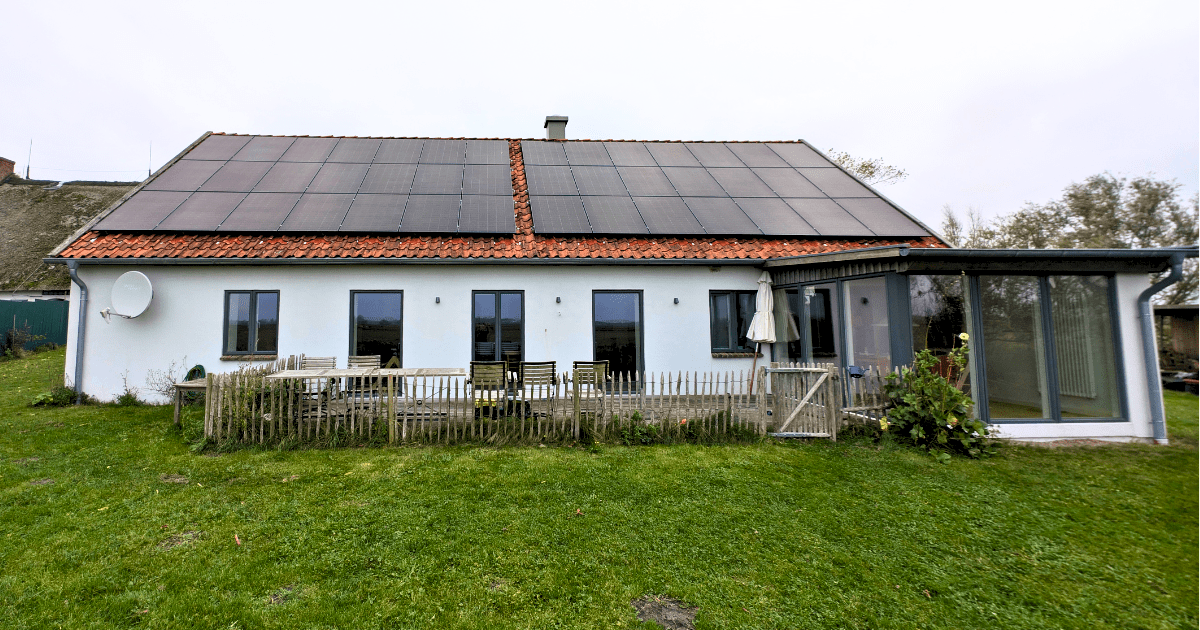 Eine Solaranlage auf einem Hausdach in Katharinenheerd