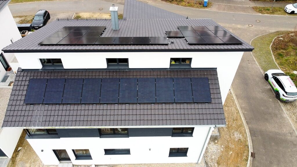 Photovoltaikanlage auf einem Hausdach in Sielenbach