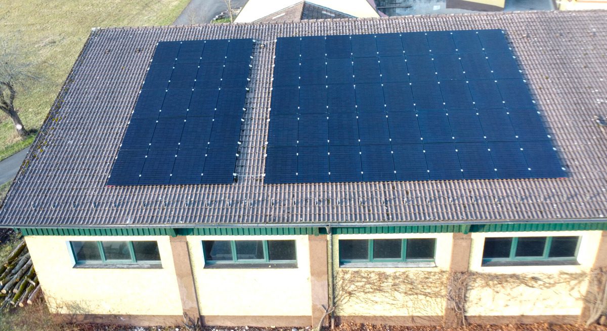 Photovoltaikanlage auf einer Reithalle in Simmelsdorf