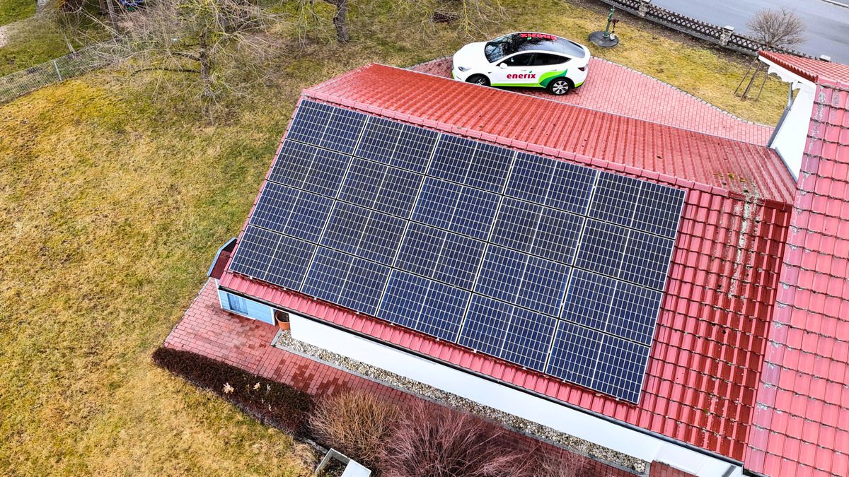 Eine Solaranlage auf einem Hausdach in Traitsching