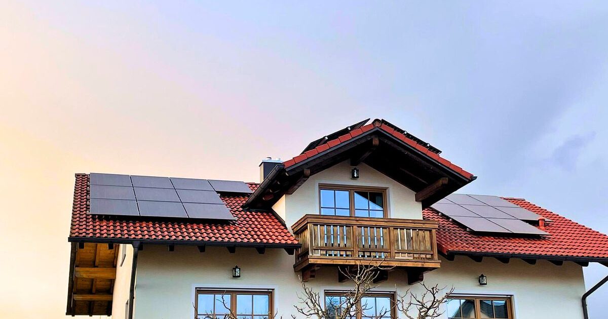 Eine Solaranlage auf einem Hausdach in Tuntenhausen