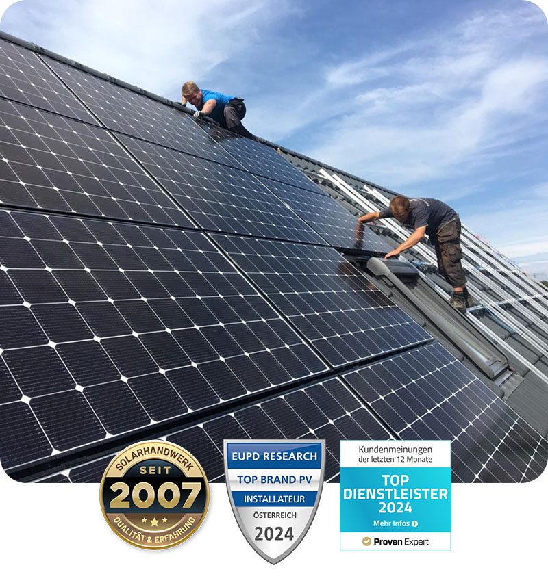 Monteure auf einem Dach installieren Solarmodule