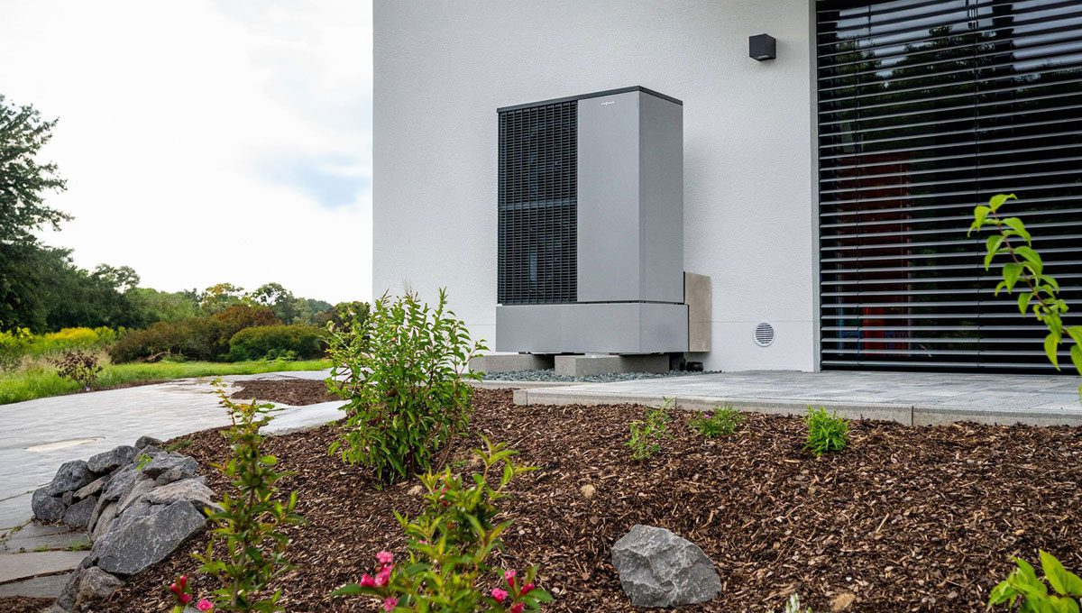 Eine Wärmepumpe vor einer weißen Wand