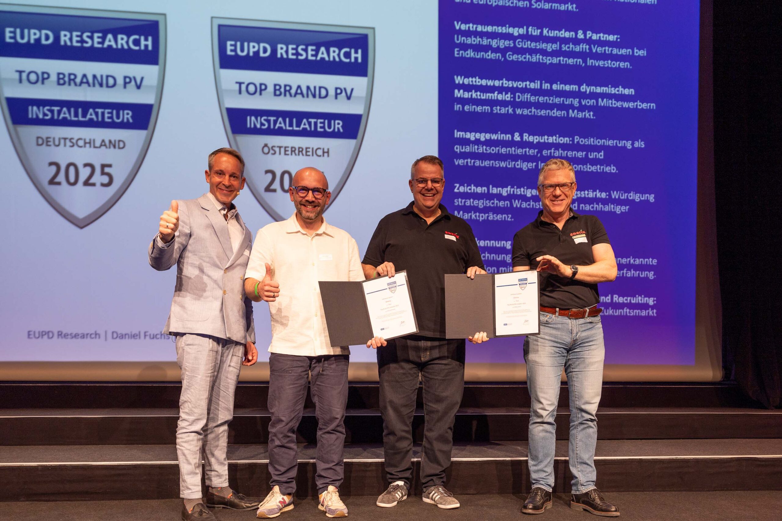 Drei enerix Franchisepartner stehen mit einem EUPD Vertreter auf einer Bühne und halten Urkunden.