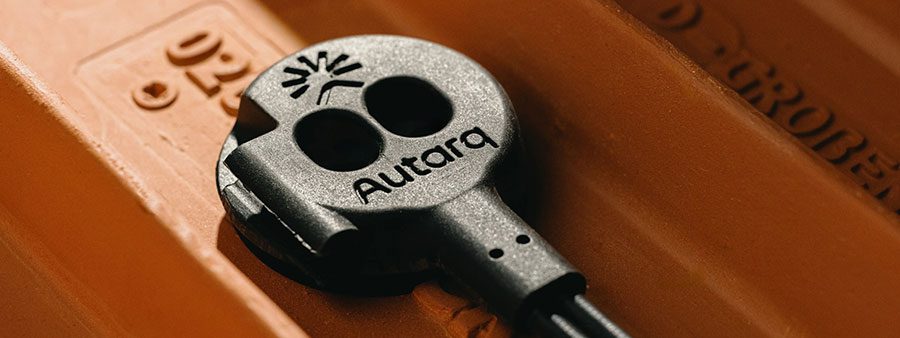 Der Anschluss eines Solarziegels von Autarq