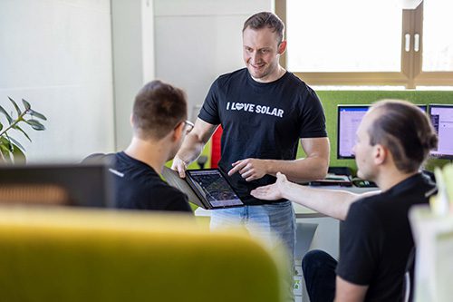 enerix Fachplaner besprechen eine maßgeschneiderte Photovoltaikplanung in einem modernen Büro