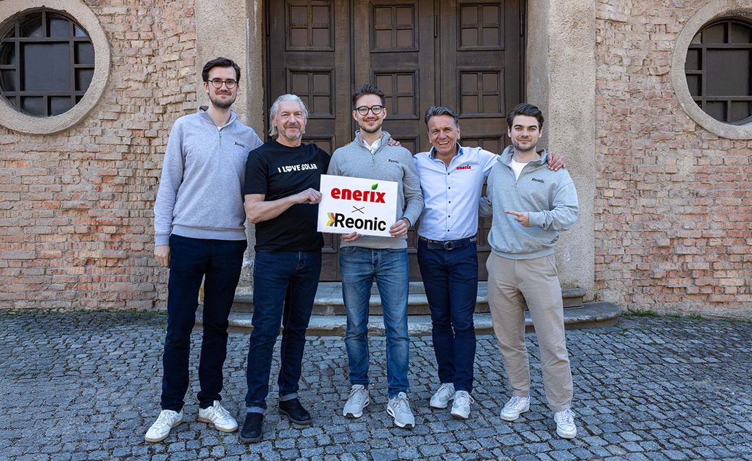 Die beiden enerix-Geschäftsführer Stefan Jakob und Peter Knuth zusammen mit drei Kollegen von Reonic lachen in die Kamera.
