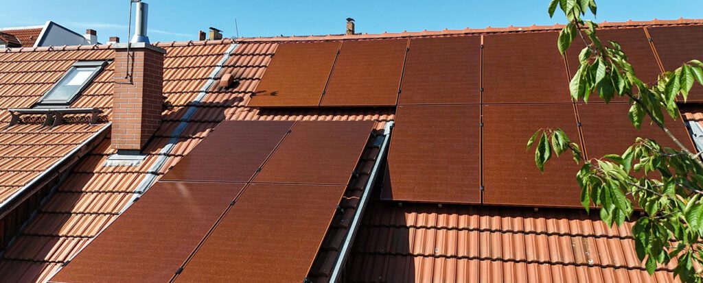 Farbige Solarmodule von Futurasun auf dem Hausdach eines denkmalgeschützten Gebäudes in Hildesheim