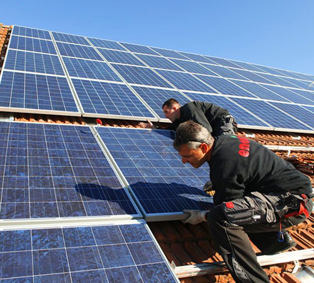 enerix Solarteure installieren Photovoltaikmodule auf einem Hausdach