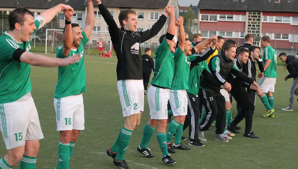 Fußball Spieler vom SV Hüsten 05 freuen sich über ein gewonnenes Spiel