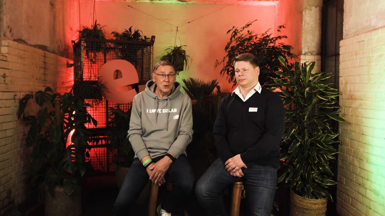 enerix Kunde Herr Paegel und GF von enerix Rostock Björn Schumacher sitzen auf Stühlen und unterhalten sich