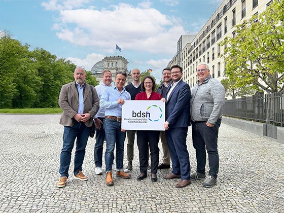 Die Gründer des BDSHs stehen zusammen vor dem deutschen Bundestag in Berlin.