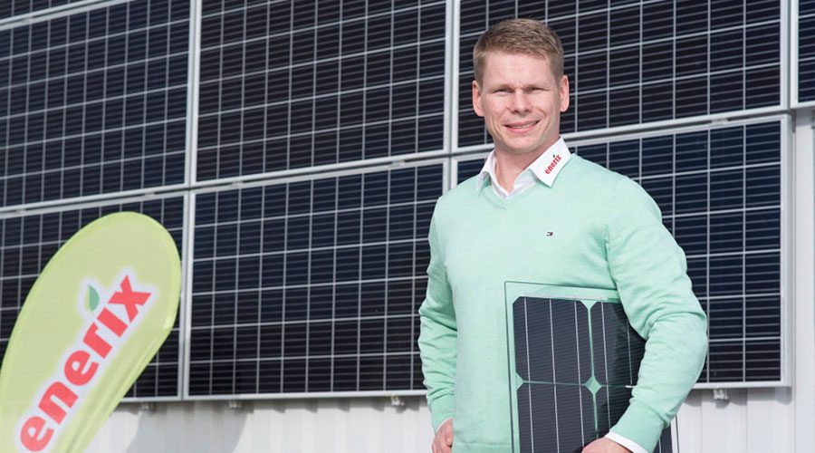 enerix-Fachberater vor montierter Solarfassade mit PV-Modul – professionelle Unterstützung bei Planung und Genehmigung von Fassaden-PV.