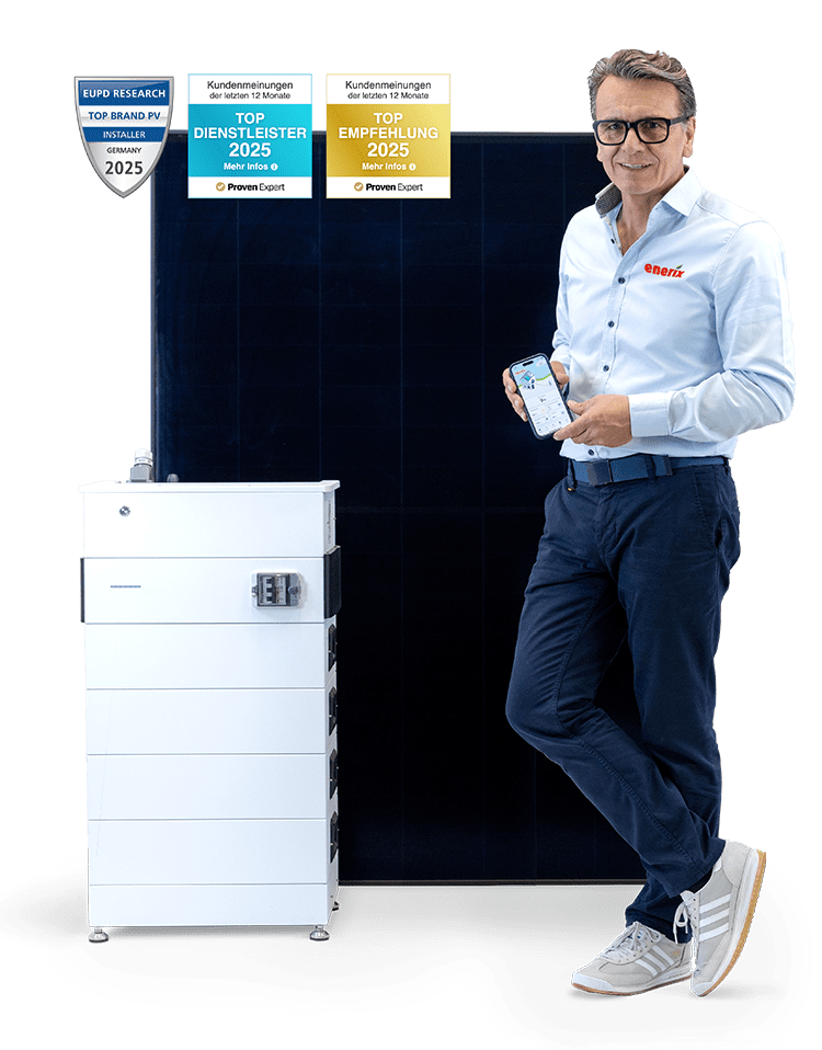 Ein Mann in Business-Kleidung mit enerix-Logo steht lächelnd neben einem Stromspeicher und hält ein Smartphone mit einer Energie-App in der Hand. Hinter ihm befinden sich ein schwarzes Solarmodul und drei Auszeichnungen: "Top Brand PV Installer Germany 2025" von EUPD Research sowie "Top Dienstleister 2025" und "Top Empfehlung 2025" von Proven Expert.