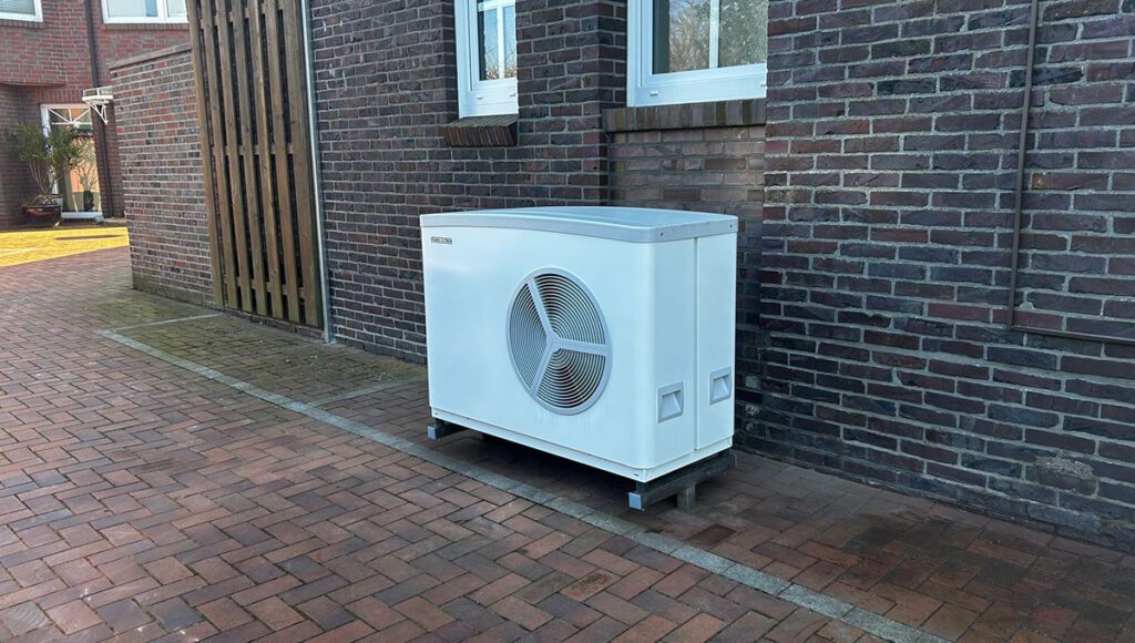 Eine Wärmepumpe vor einer Hauswand in Oldenburg