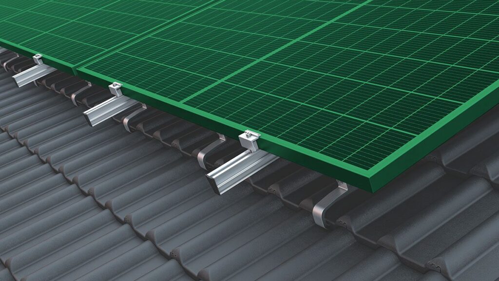 Ein Dach mit Solarmodulen und einer Unterkonstruktion