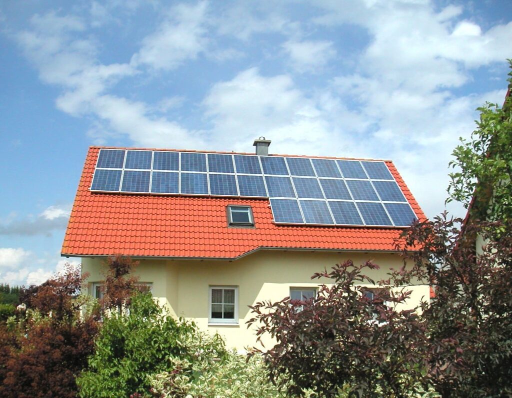 Eine alte PV Anlage auf einem Einfamilienhaus.