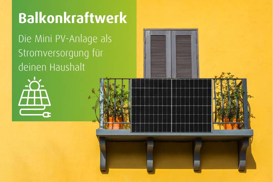Ein Balkonkraftwerk an einer gelben Hauswand