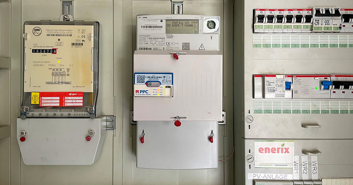 Stromzähler und Sicherungskasten einer PV-Anlage mit Enerix-Energiemanagement, inklusive analogem und digitalem Zähler sowie gekennzeichnetem Verteilerbereich.