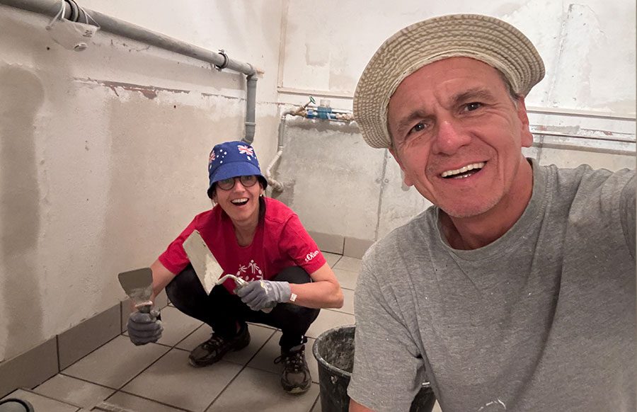 Peter und Beate Knuth legen Fließen im Heizungskeller