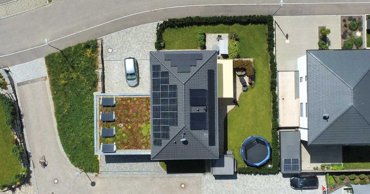 Ein Haus aus der Vogelperspektive mit einer Solaranlage auf der Nordseite des Hauses