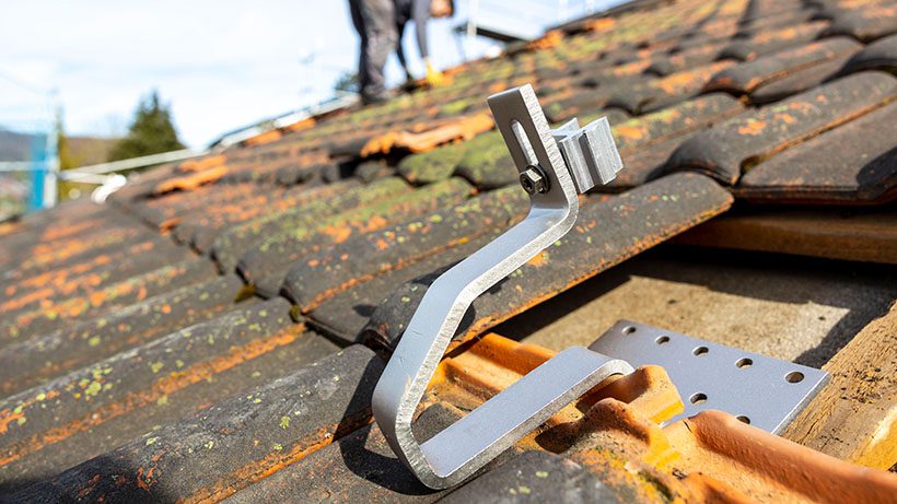 Dachhaken aus Metall auf Ziegeldach, Grundlage für die sichere Befestigung von Photovoltaikmodulen.