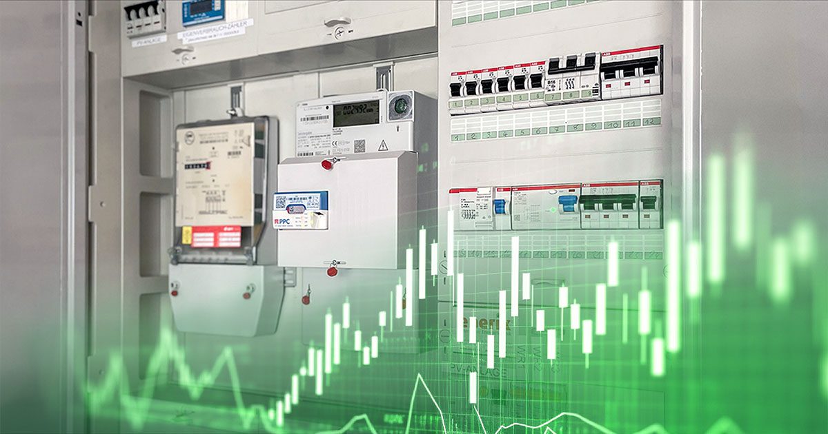 Nahaufnahme eines modernen Stromzählerschranks mit Smart Meter und Sicherungen, im Vordergrund grüne Diagramm-Linien und Balken als Symbol für flexible Stromtarife und Energieanalyse.
