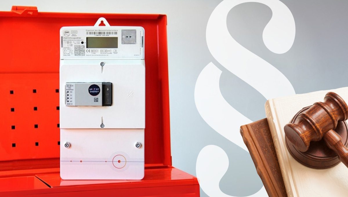 Ein Smart Meter steht auf einem Tisch. Rechts davon ein Richter Hammer und ein Paragraph.